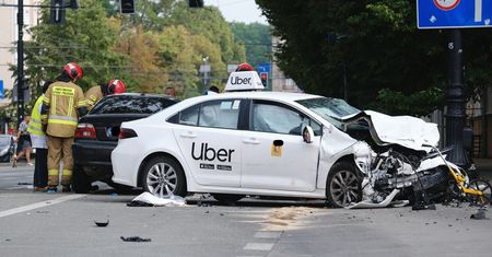 Wypadek na Lipowej: BMW wpadło w poślizg i zderzyło się z taksówką Uber. Nowe nieoficjalne ustalenia [ZDJĘCIA]