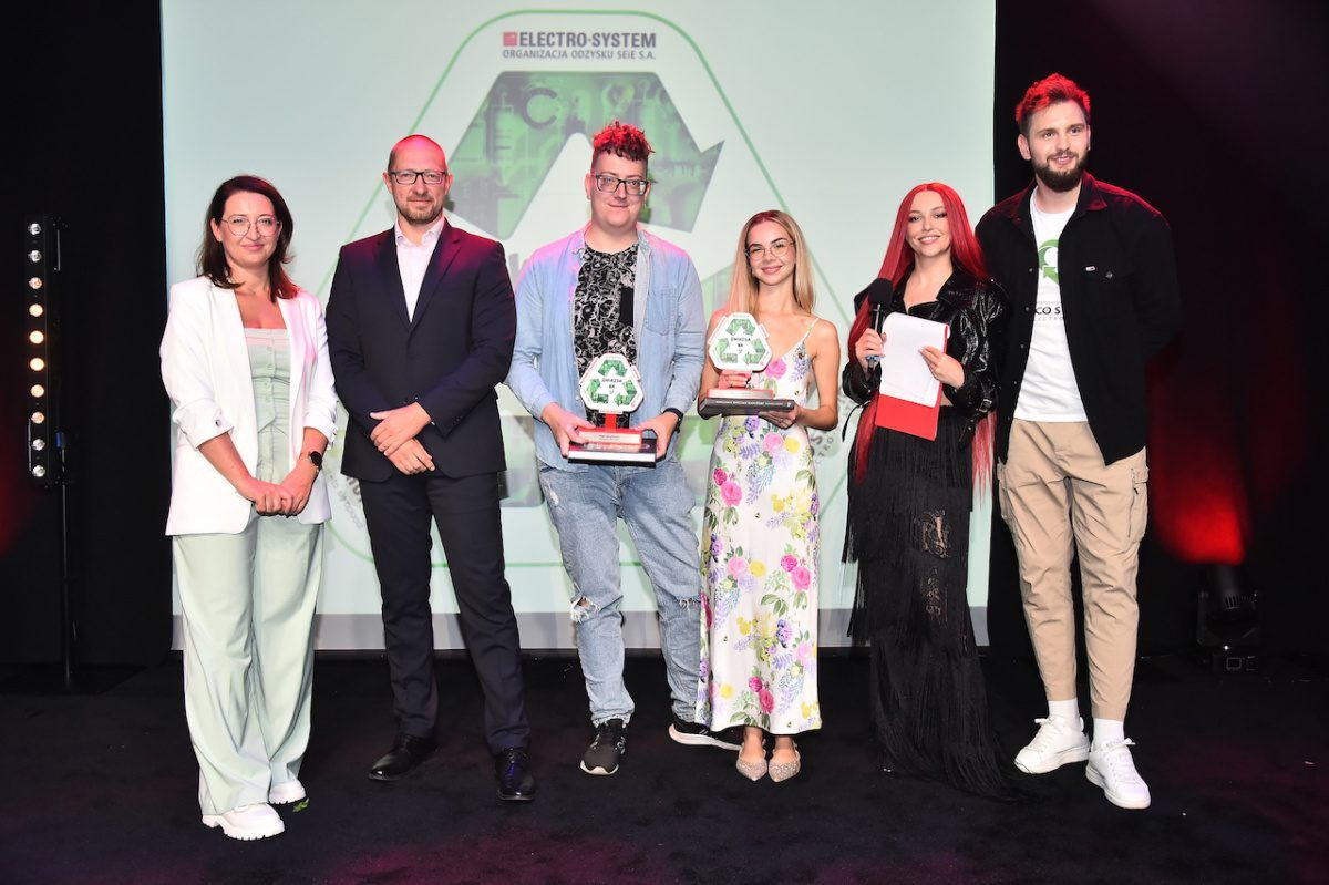 Agata Wiśniewska, Robert Wawrzonek, Kuba Adamiak, Kinga Sawczuk, Saszan i Kuba Klym ze statuetkami trójkąta recyklingowego