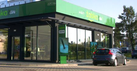 Żabka jak McDonald's. Ruszył pierwszy sklep dla kierowców