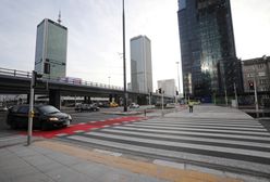 Warszawa. Wypadek na rondzie Czterdziestolatka. Karetka zderzyła się z samochodem