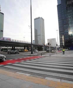 Warszawa. Wypadek na rondzie Czterdziestolatka. Karetka zderzyła się z samochodem