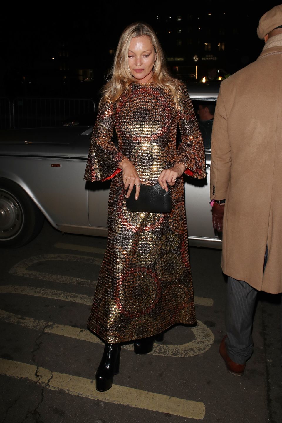 Kate Moss zadaje szyku w złotej sukni