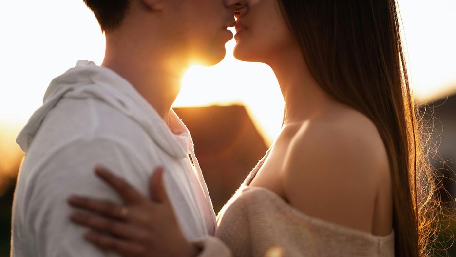 W piątek, 28 listopada przypada Dzień Pocałunku. Jakie korzyści wynikają z całowania się?
