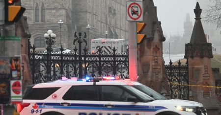 "Ukryjcie się". Policja obstawiła budynek parlamentu Kanady