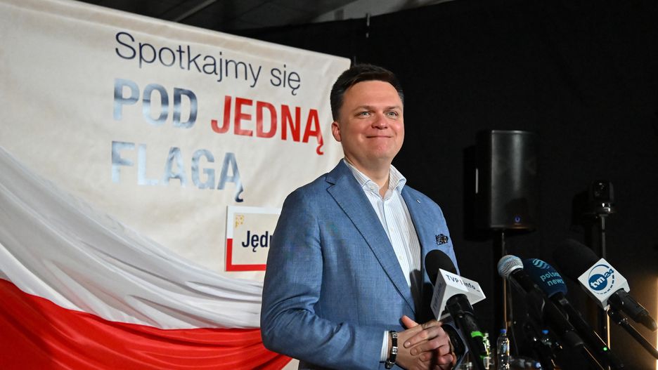 Jędrzejów, 13.11.2024. Marszałek Sejmu Szymon Hołownia po spotkaniu z cyklu "Pod jedną flagą", 13 bm. w Jędrzejowie. Na spotkaniu, lider Polski 2050 Szymon Hołownia ogłosił swój start w wyborach prezydenckich w 2025 r. (mr) PAP/Piotr Polak