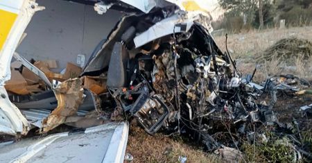 Ukradł busa firmy kurierskiej. Tragedia. Aż wyleciał z auta