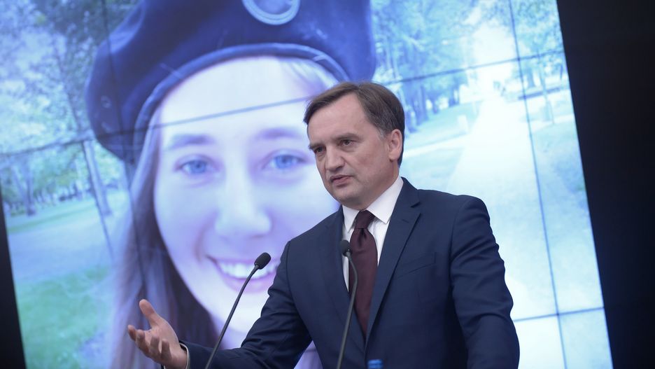 Warszawa, 15.07.2023. Minister sprawiedliwości, prokurator generalny Zbigniew Ziobro podczas briefingu prasowego w Prokuraturze Krajowej w Warszawie, 15 bm. Spotkanie dotyczyło działań w sprawie Mariki. 21-letnia Marika została skazana przez sąd na trzy lata więzienia za szarpnięcie za tęczową torebkę, co zostało uznane jako próba rozboju. (mr) PAP/Marcin Obara