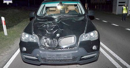 Pieszy wtargnął na jezdnię wprost pod jadące BMW. Zginął na miejscu