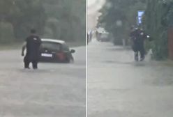 Potężna ulewa w Zamościu. Ruszył na pomoc kobiecie w zalanym aucie