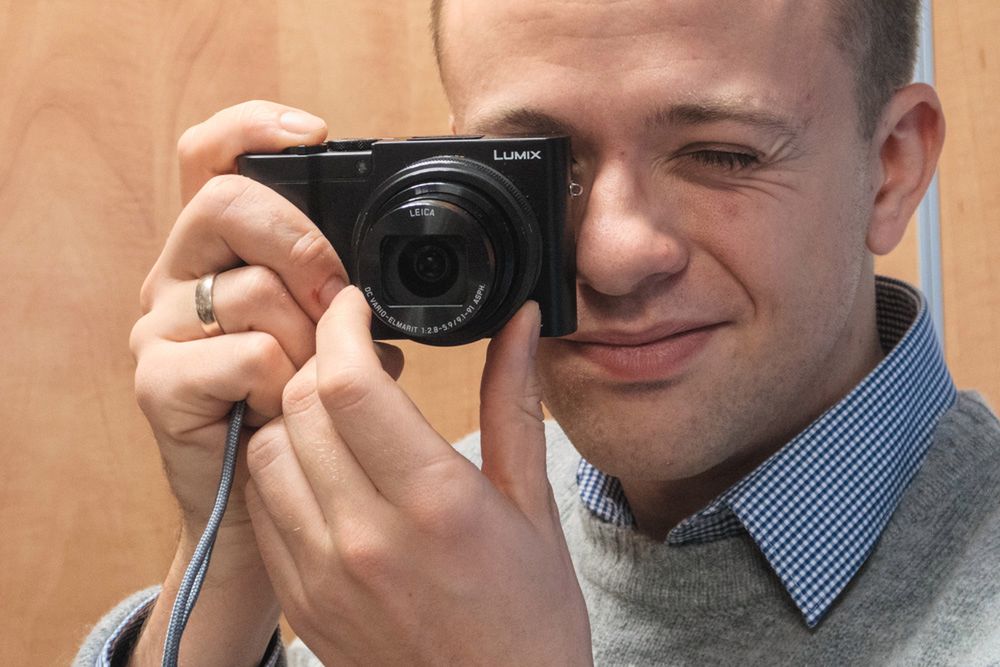 Lumix TZ100 nieźle leży w dłoniach, chociaż trochę brakuje mu solidnego uchwytu z przodu. Na zewnątrz aparatu znajduje się sporo przycisków, które ułatwiają obsługę.