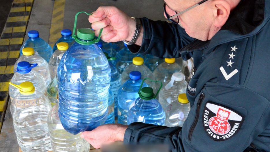 Służby zabezpieczyły 156 litrów nielegalnego alkoholu. Teraz skorzysta z niego szpital