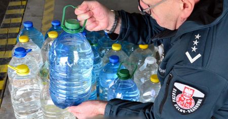 Służby zabezpieczyły 156 litrów nielegalnego alkoholu. Teraz skorzysta z niego szpital