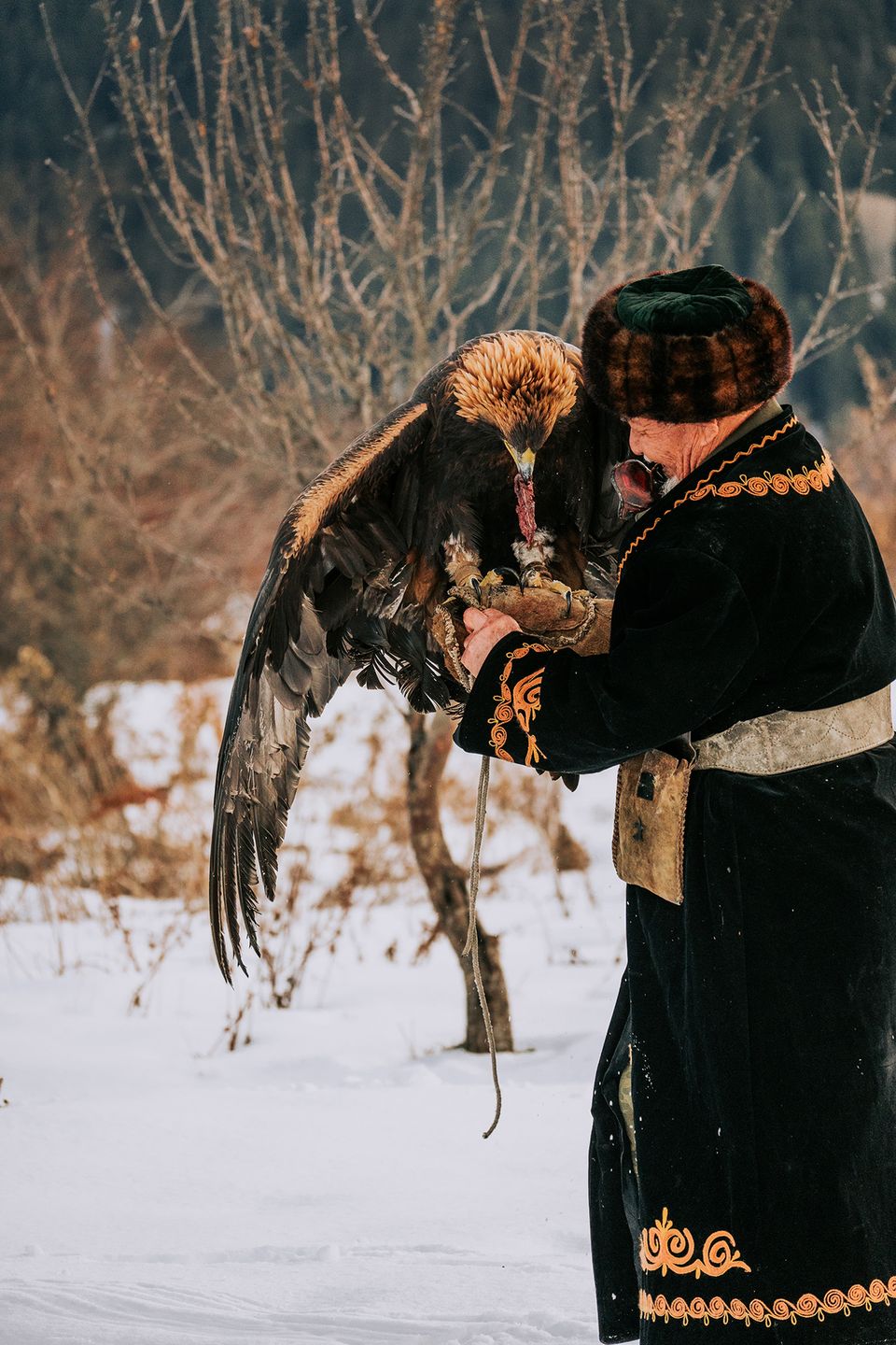 Patryk Biegański sfotografował kazachskiego trenera orłów. Ta więź jest piękna 3