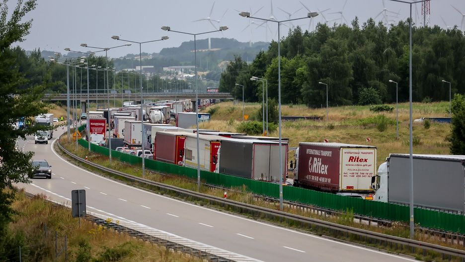 Kierowcy stoją w korkach na obu pasach