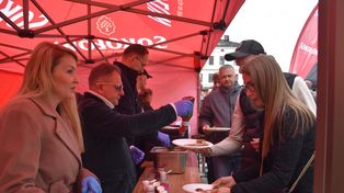 Rynek w Tarnowie wypełni się smakami podczas Gastromajówki 2026. Na śniadanie zaprosi Robert Makłowicz
