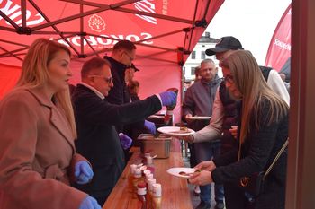 Rynek w Tarnowie wypełni się smakami podczas Gastromajówki 2026. Na śniadanie zaprosi Robert Makłowicz
