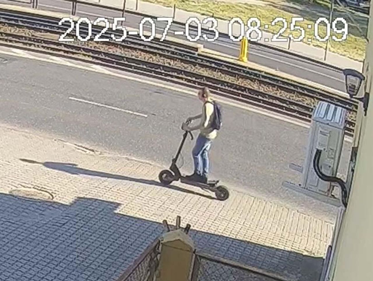 Bydgoszcz: Mężczyzna na hulajnodze elektrycznej potrącił staruszka i uciekł. Rozpoznajesz go? Pomóż policji!