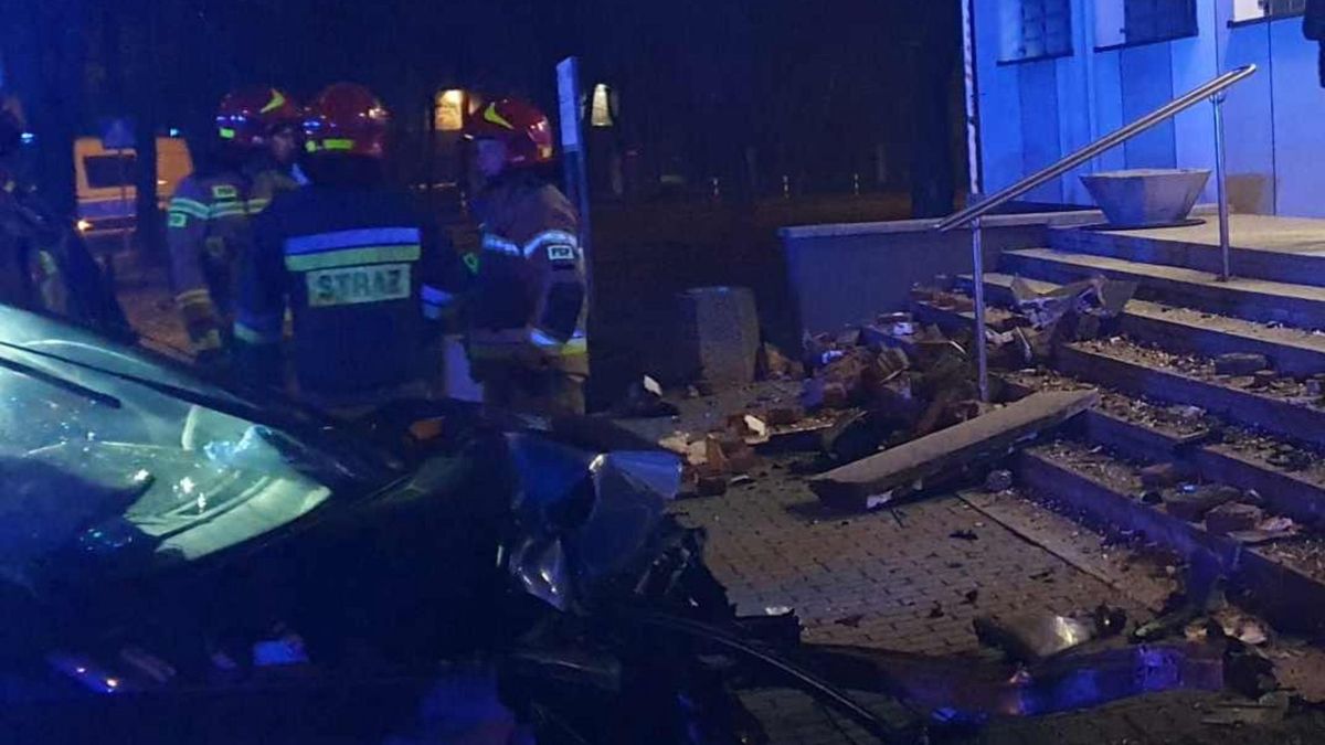 Poważny wypadek w Tarnowie. Senior zasłabł za kierownicą