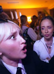Hi Hania krytykuje FAZĘ. Dlaczego Zbychu i Michu cały czas się rozbierają?