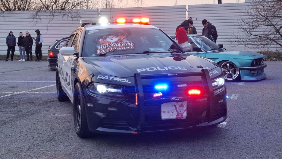 Widowiskowe pokazy i ciekawostki dla fanów motoryzacji na mikołajkach w Radomiu. Zobacz kolejne zdjęcia z imprezy.