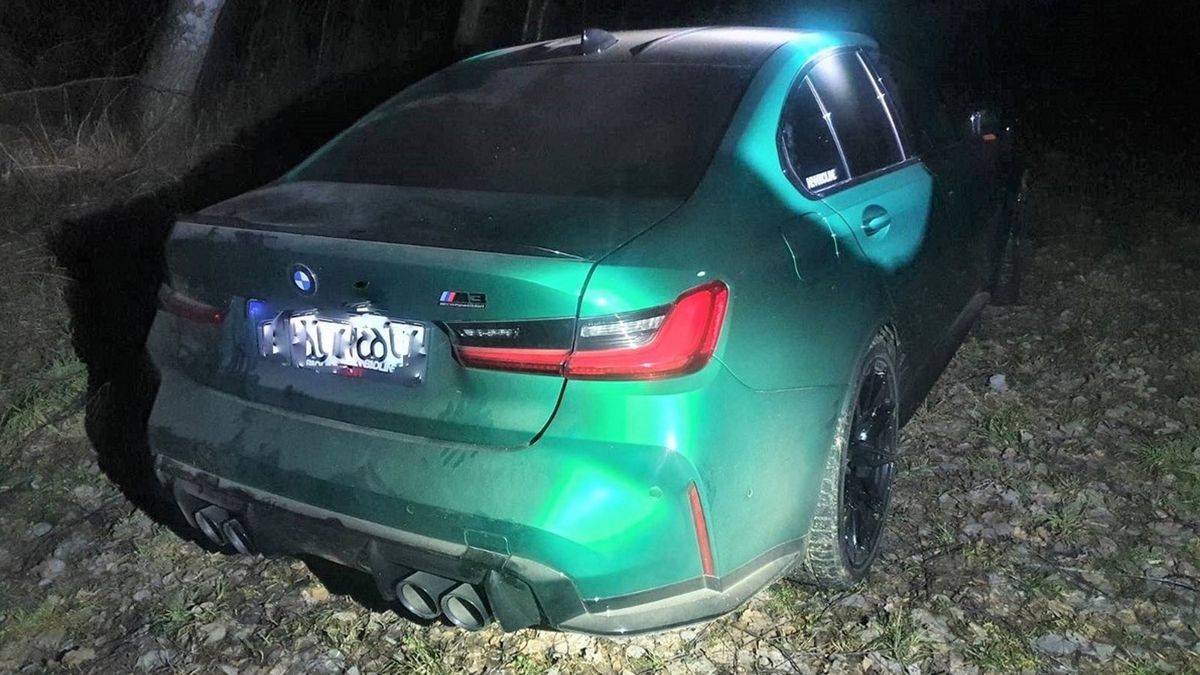 BMW stało porzucone w lesie