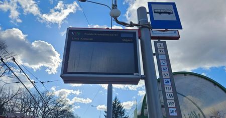 Wyświetlacz z rozkładem na przystanku nagle przestał działać. Kto „ukradł” prąd?