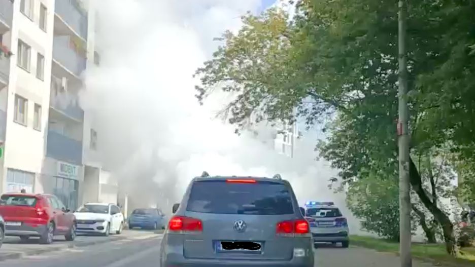 Warszawa. To nie eksplozja, pożar ani zasłona dymna. Trwa czyszczenie rur ciepłowniczych na żerańskiej ulicy Kowalczyka. Zanim wiatr rozwieje tę mgłę wodną, kierowcy muszą przeczekać w korkach