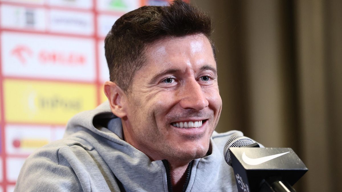 Robert Lewandowski podczas poniedziałkowej konferencji. 