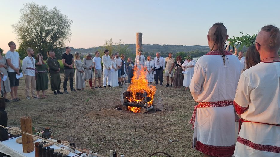 W czasie obrzędu ogień odgrywa ogromnie ważną rolę