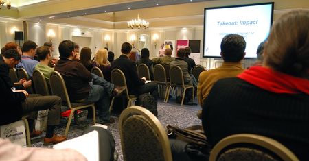 Konferencje branżowe – czy warto w nich uczestniczyć?