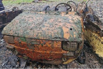 Fiat 126 wyłowiony z Renu. Kim jest kobieta? Niemcy zachodzą w głowę