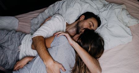 "Kinkują" w sypialni. Seksuolożka mówi, jak wygląda takie zbliżenie