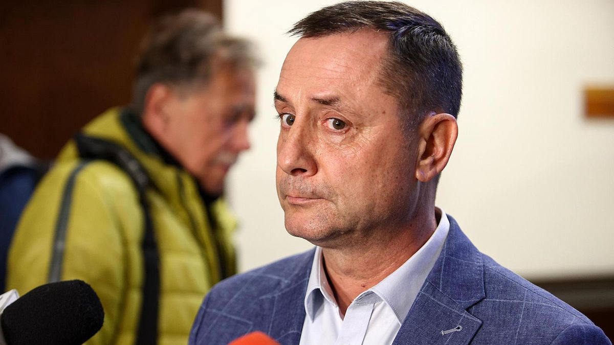 Janusz Szymik udziela wypowiedzi mediom w Sądzie Okręgowym