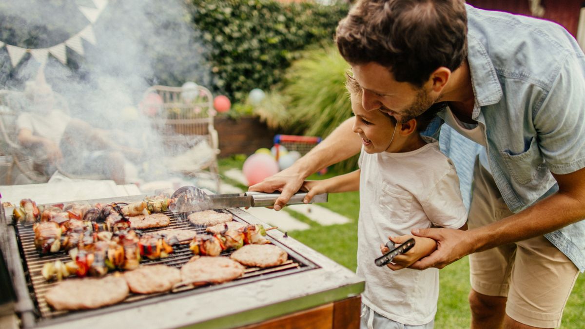Tata grilluje z córką podczas majówki