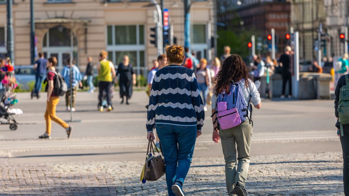 Stock ArZiFot. Arkadiusz Ziolek/East News. Warszawa. n/z Ludzie idacy deptakiem.ARKADIUSZ ZIOLEK