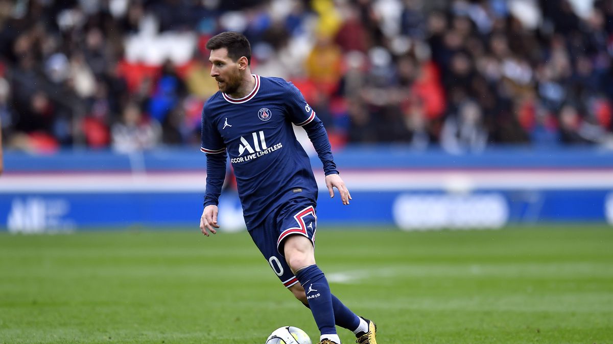 PARIS, FRANCE - MARCH 13: Leo Messi of Paris Saint-Germain runs with the ball during the Ligue 1 Uber Eats match between Paris Saint-Germain and Girondins de Bordeaux at Parc des Princes on March 13, 2022 in Paris, France. (Photo by Aurelien Meunier - PSG/PSG via Getty Images)