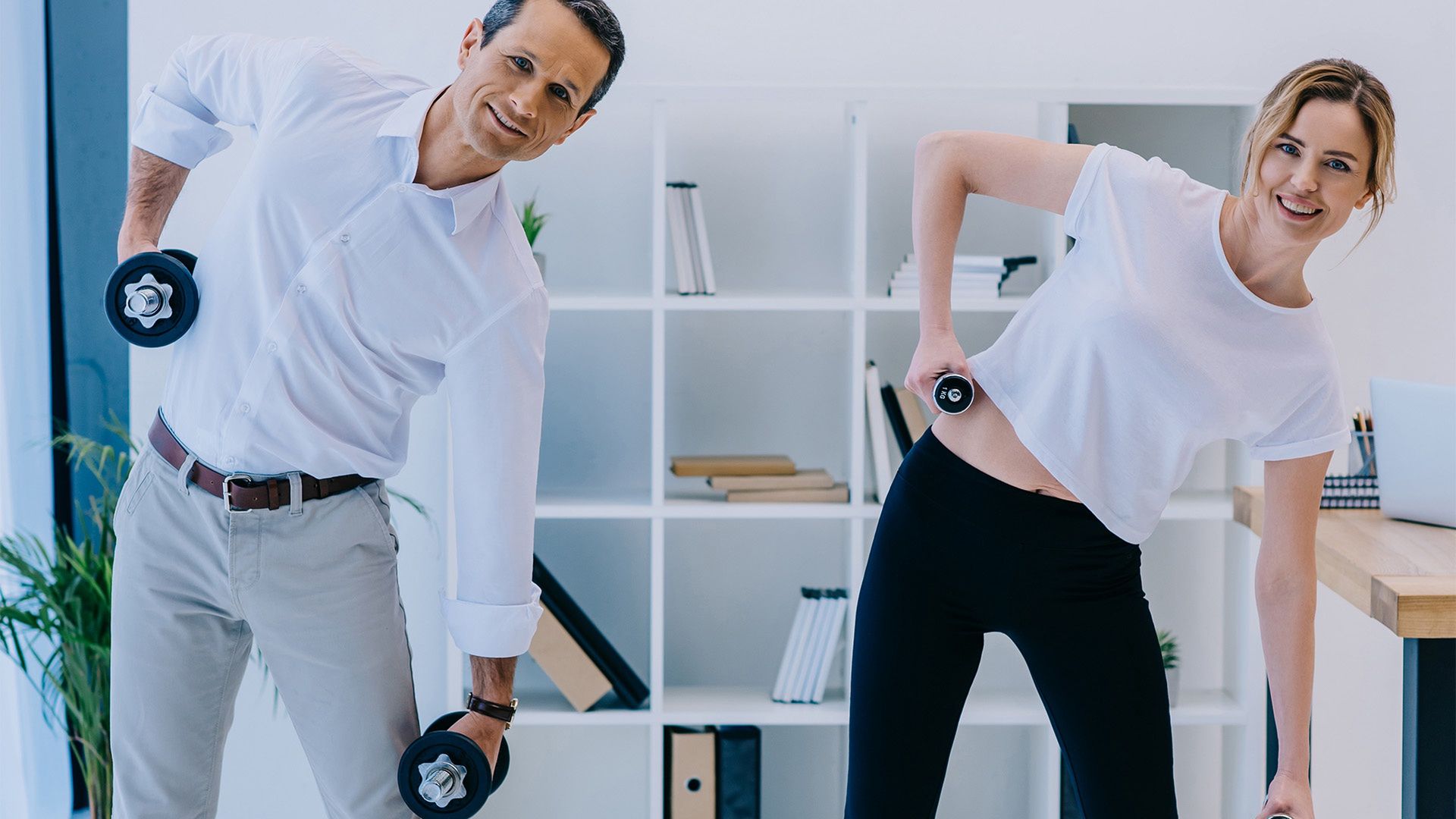 Ćwiczenia w biurze - instruktorka i pracownik podczas aktywnej przerwy.