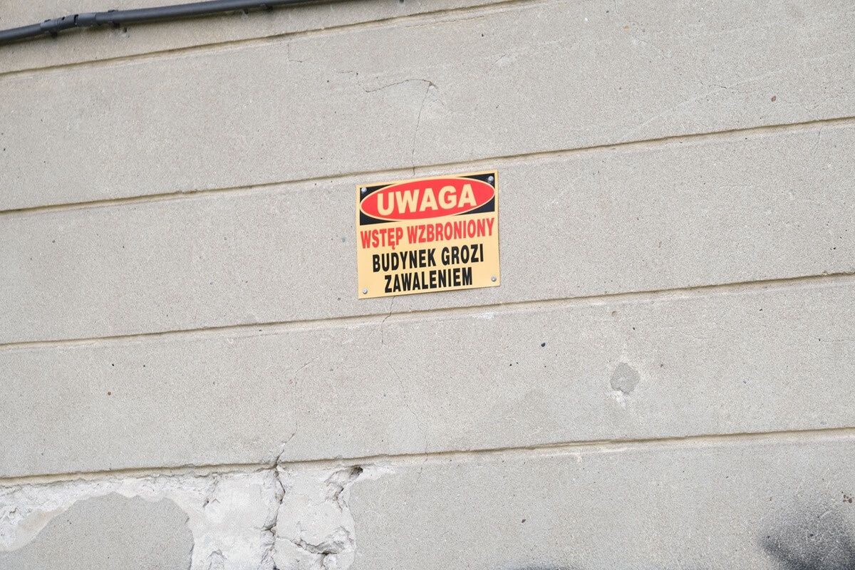 Tabliczka "Uwaga! Wstęp wzbroniony. Budynek grozi zawaleniem"