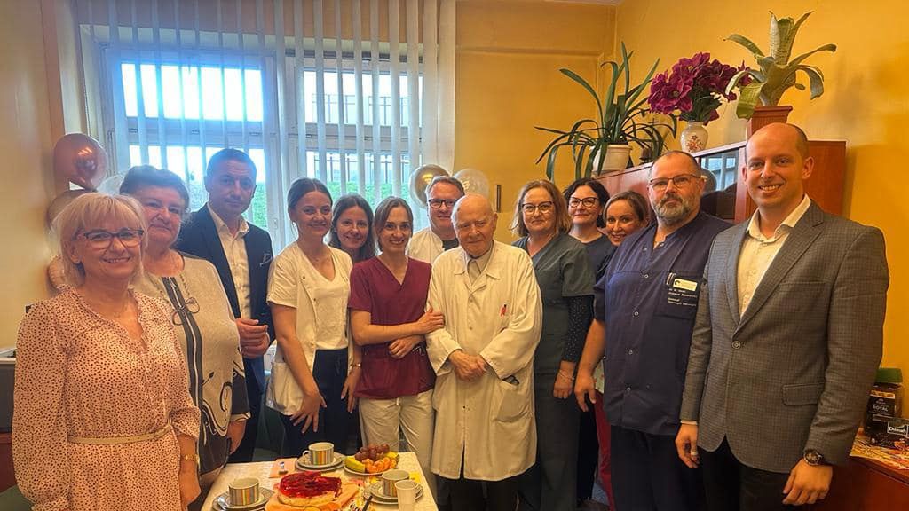 Lekarz z Rybnika ma 90 lat i nadal leczy. "Pełna poświęcenia służba"