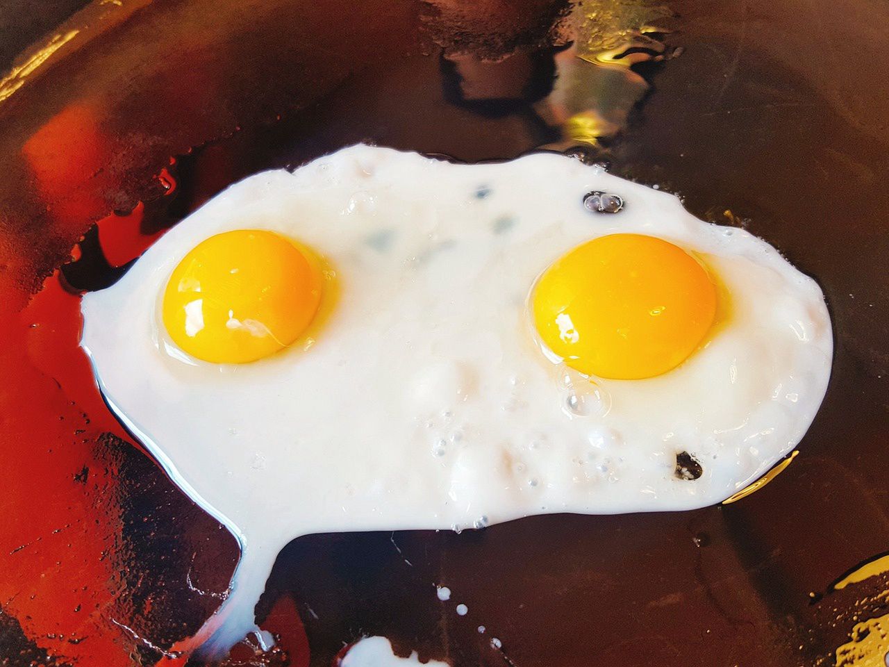 Is your fried egg spreading on the pan? Try this trick