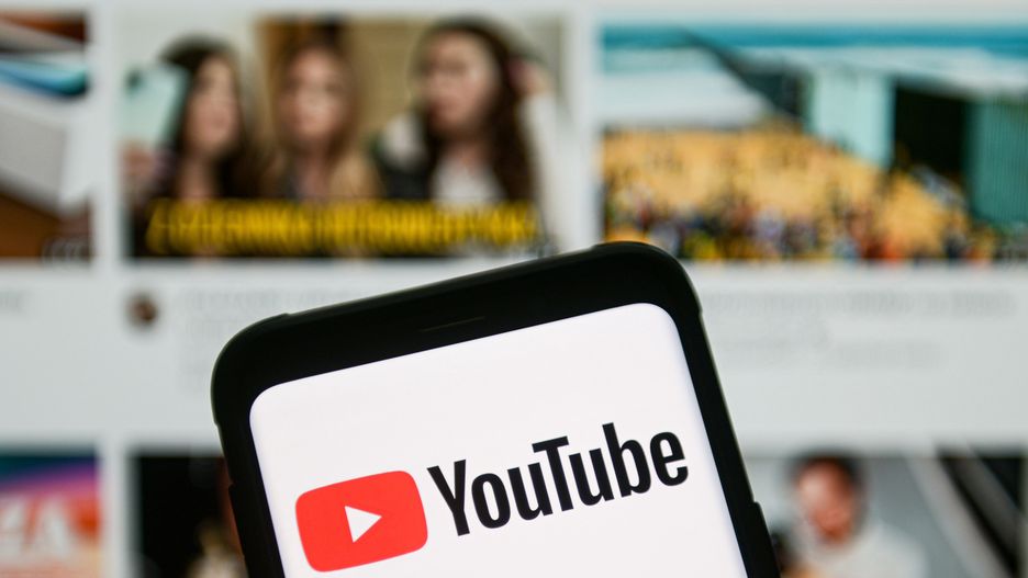 Logo serwisu YouTube na smartfonie.