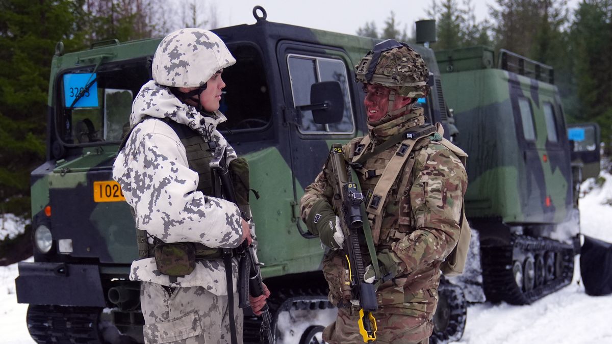 Jaeger Aapo Peltokongas from the Finnish army and Lance Corporal Aidan Rickards from 3 rifles in Vusoanka near Kajaani in Finland as British soldiers train during a major exercise on NATO's border with Russia. A company of 3 Rifles, based in Edinburgh, has spent six weeks training in the north of Finland, during where they honed their survival skills in temperatures as low as minus 28C. Picture date: Wednesday December 3, 2025. (Photo by Owen Humphreys/PA Images via Getty Images)