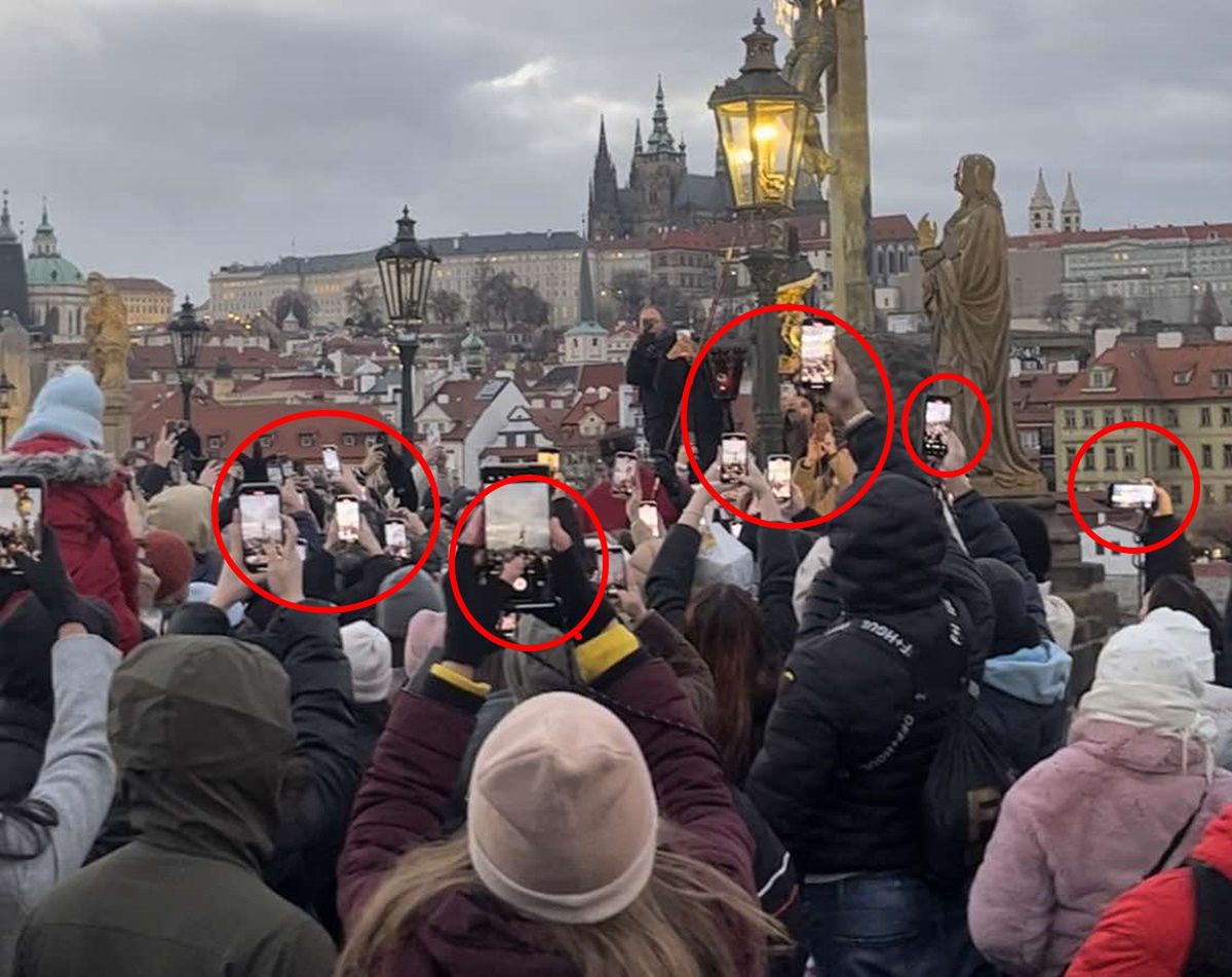 Wybrałam się do Pragi. Wszyscy patrzyli na jedno. "Fala ludzi z telefonami"