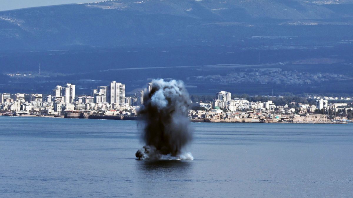 epaselect epa12783355 A plume of smoke rises as an Iranian missile hits the sea waters off Haifa, Israel, 28 February 2026. The Israeli military reported on 28 February it deteced missiles launched from Iran following earlier Israeli and US strikes. Sirens were activated across several parts of the country in response. EPA/ATEF SAFADI Dostawca: PAP/EPA.