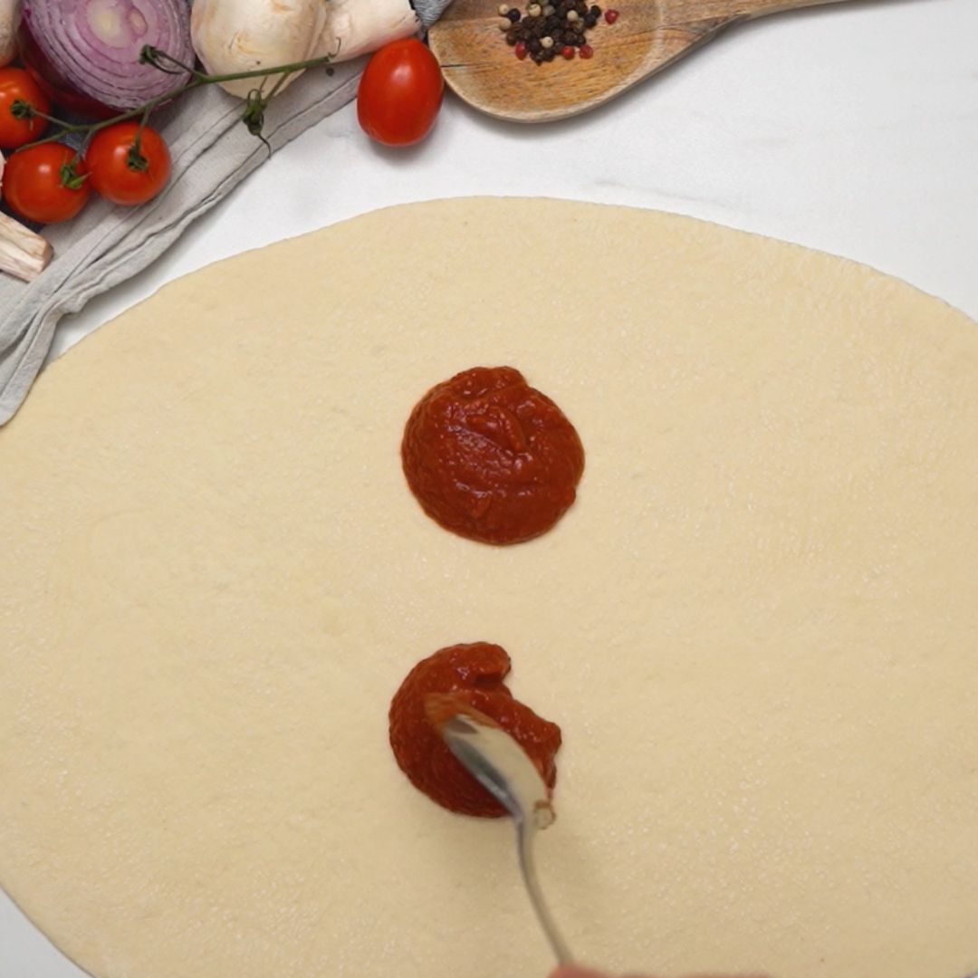 Na pizzy nie może zabraknąć oczywiście sosu pomidorowego