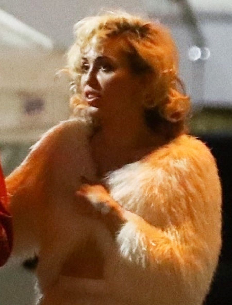 Miley Cyrus w futrzanych majtkach 