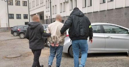 Zatrzymanie na mieście. Mężczyzna pod kurtką miał ponad 400 działek dilerskich marihuany