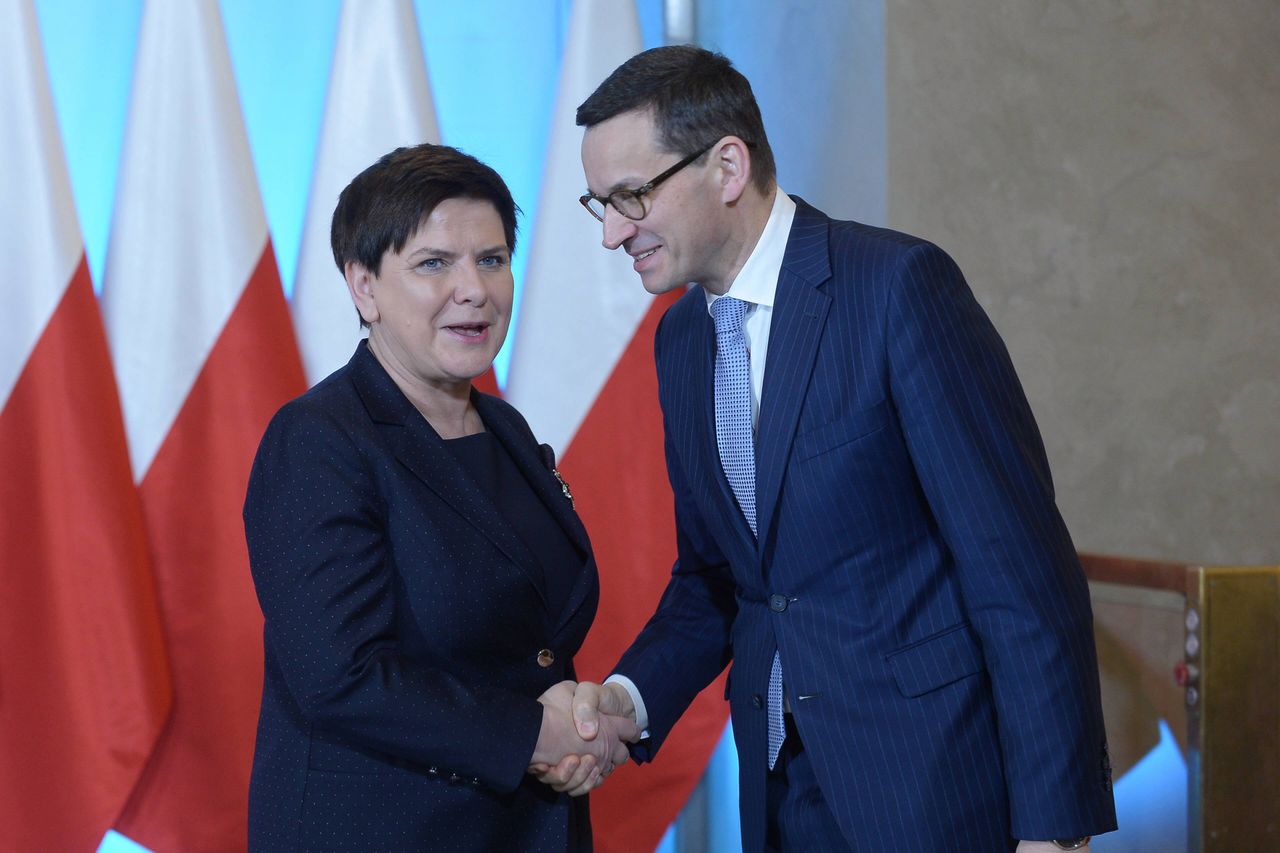 Szydło przyznała więcej nagród Morawieckiemu. Mamy dokumenty!