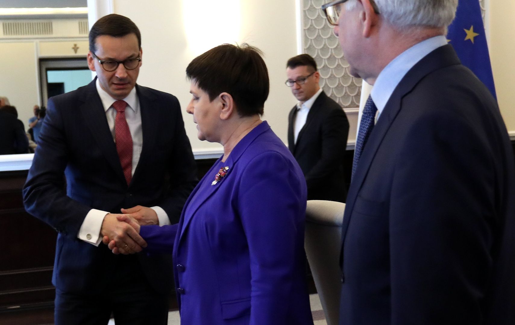 Morawiecki zbliża się do Szydło. Sondaż