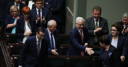 UE o relokacji uchodźców. Politycy PiS zachwyceni: "Sukces Polski", "Europa mówi naszym głosem"